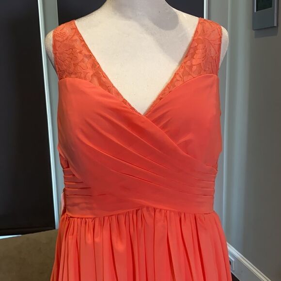 Woman’s A-Line V-Neck Chiffon Prom Bridesmaid or Formal Dress Size 12 NWT - Picture 2 of 12
